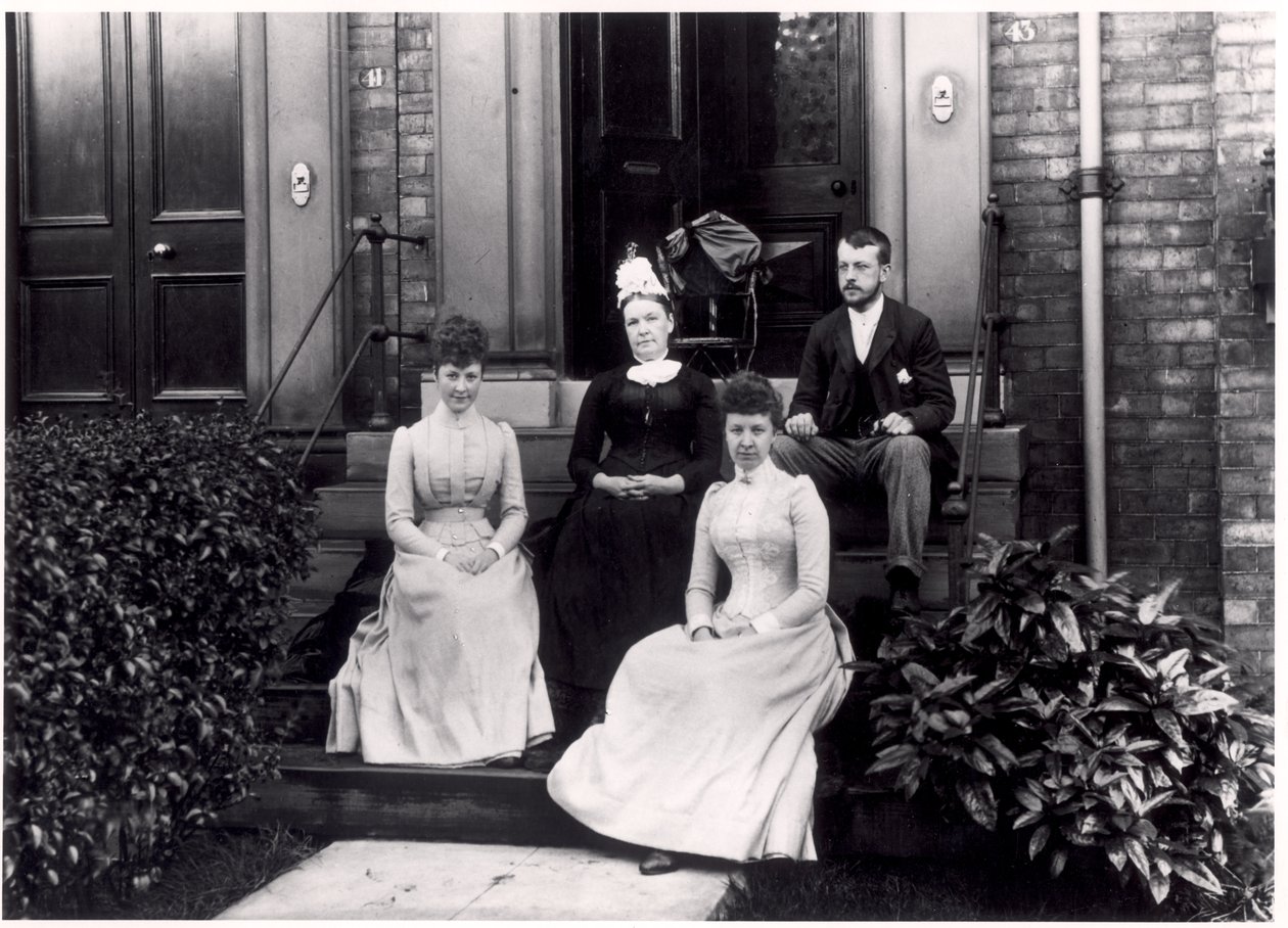 Rodinná skupina na schodech 43 Reginald Terrace, Leeds, kolem roku 1889 od English Photographer