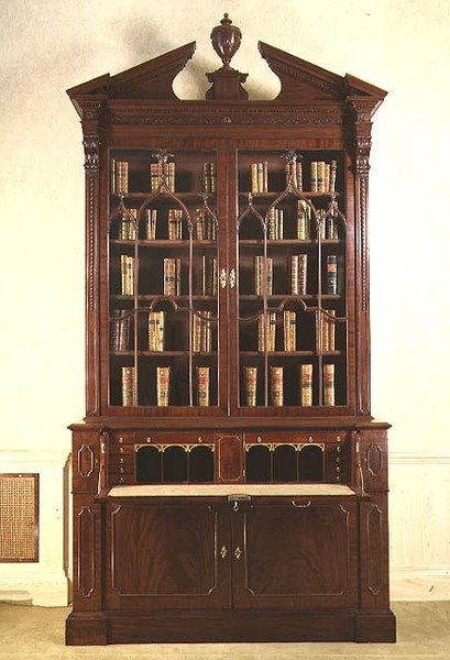 Chippendaleova knihovna s prolamovanými výplněmi a gotickým ornamentem, cca 1760 od English School