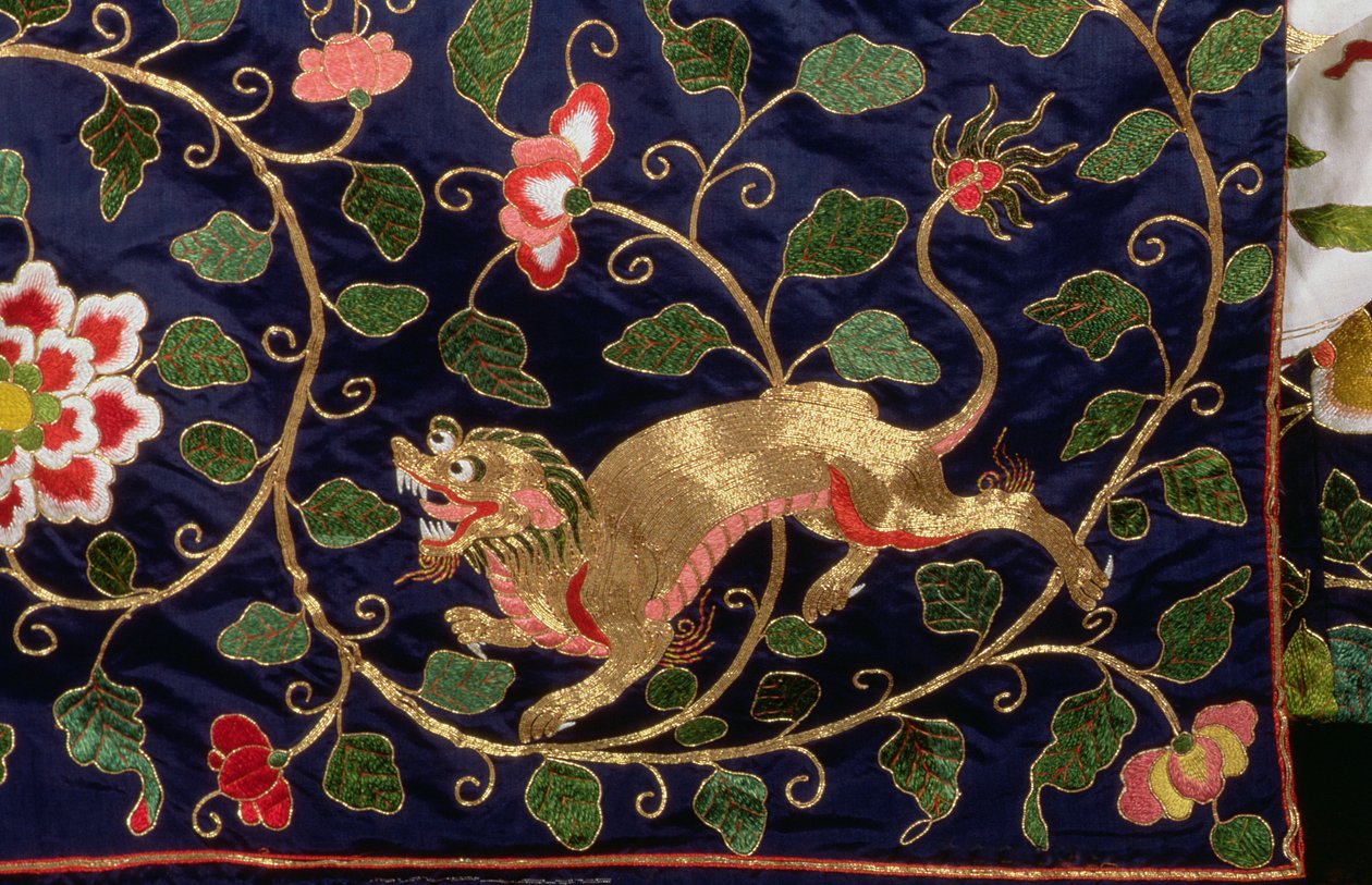Drak a stylizované květy a listy, detail čínské výšivky ze státní postele (výšivka) (detail 32321) od English School