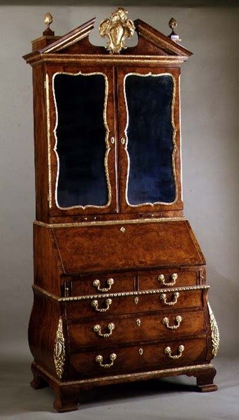 Knihovna kanceláře George I s bombovými boky a ormolu držáky, cca 1720 (balíček zlacený ořech ořech) od English School