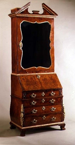 Knihovna kanceláře George I s bombovými stranami, kolem 1720 (ořech a balík zlacený) od English School