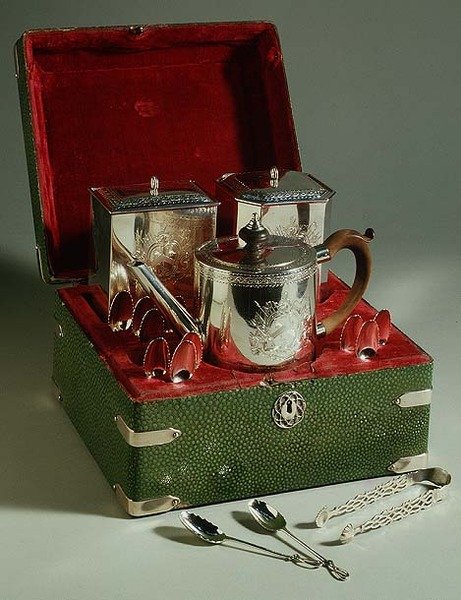 Čajová souprava Jiřího III. v koženém pouzdře, 1760-1820 (stříbro) od English School