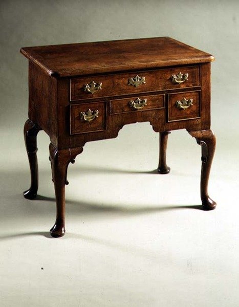 Lowboy, cca 1710 (ořech) od English School