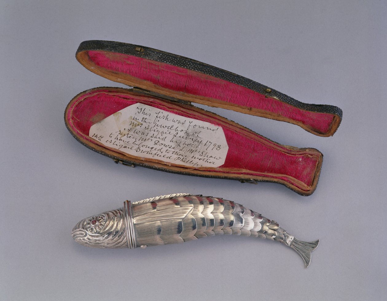 Šicí souprava ve tvaru ryby, 1765-90 (stříbrná) od English School