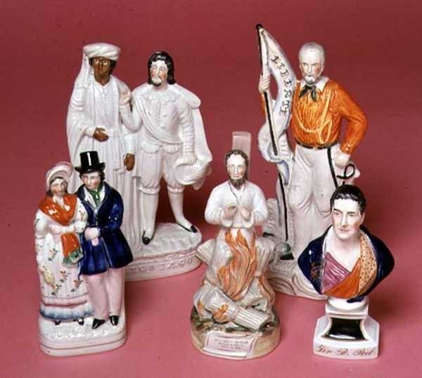 Stafordšírské figurky sira Roberta Peela, arcibiskupa Cranmera, Othella a Iaga, královny Viktorie a prince Alberta a Svobody od English School