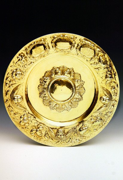 Caroline Alms Dish, vyrobený v Londýně, 1665-1666 (stříbrně zlacený) (viz také 98506 a 355591) od English School