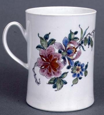 Worcesterský korbel válcového tvaru zdobený nástřikem stylizovaného švestkového dřeva v paletě famille rose, cca 1750-55 (keramika) od English School