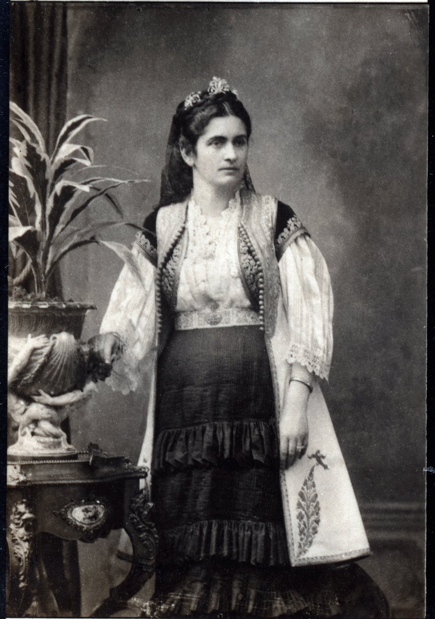 Portrét Mileny Vukotic (1847-1923), princezny Černé Hory. od French Photographer