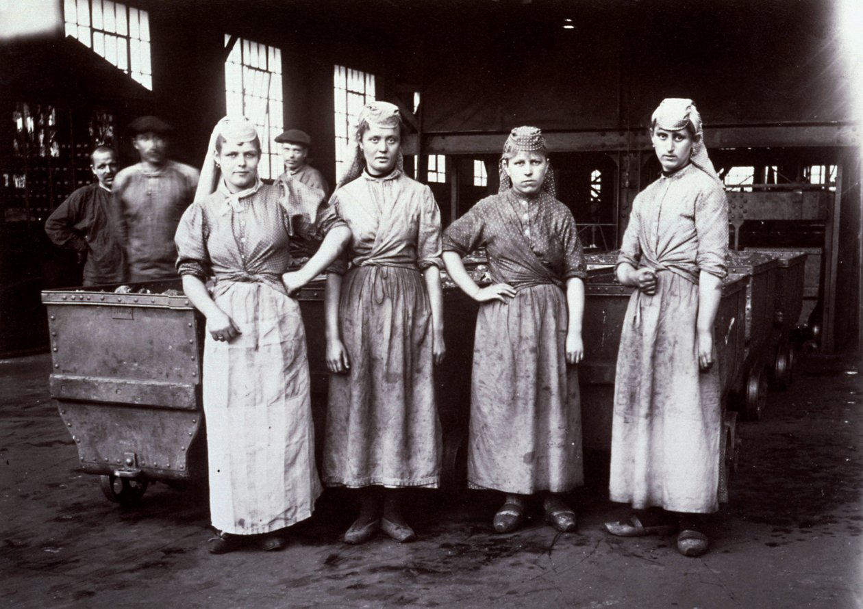Portrét čtyř mladých dělnic, zaměstnaných při třídění uhlí v důlním zařízení Leus, Francie, 1896 od French Photographer