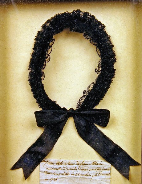 Límec darovaný Marii-Antoinettě k nošení pro portrét namalovaný Francoisem Dumontem v roce 1784 (krajka a hedvábí) od French School