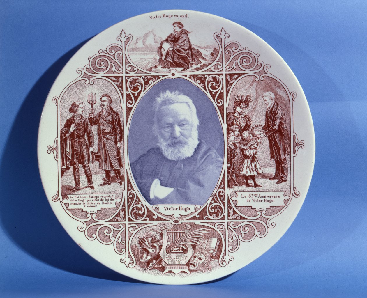 Pamětní deska oslavující život Victora Huga (1802-85) vyrobená v keramice Sarreguemines, kolem 1884-85 (keramika) od French School