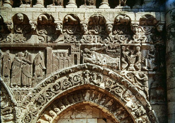 Detail ze západní fasády zobrazující Navštívení, Narození Páně a Ježíšovu lázeň od French School