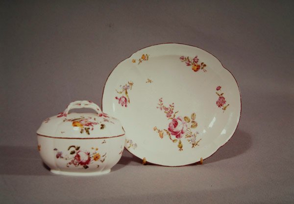 Cukřenka Mennecy s nabíječkou ve tvaru čtyřlístku, zdobená vícebarevným květinovým vzorem (porcelán) od French School