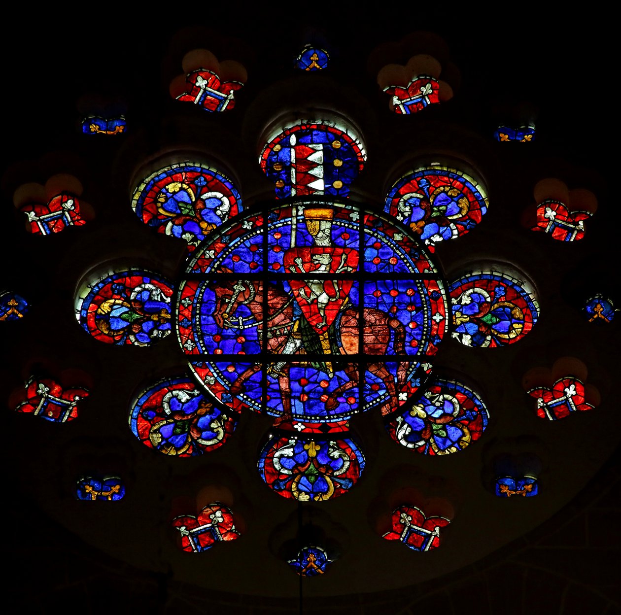 Růžové okno zobrazující Simon de Montfort, katedrála v Chartres od French School