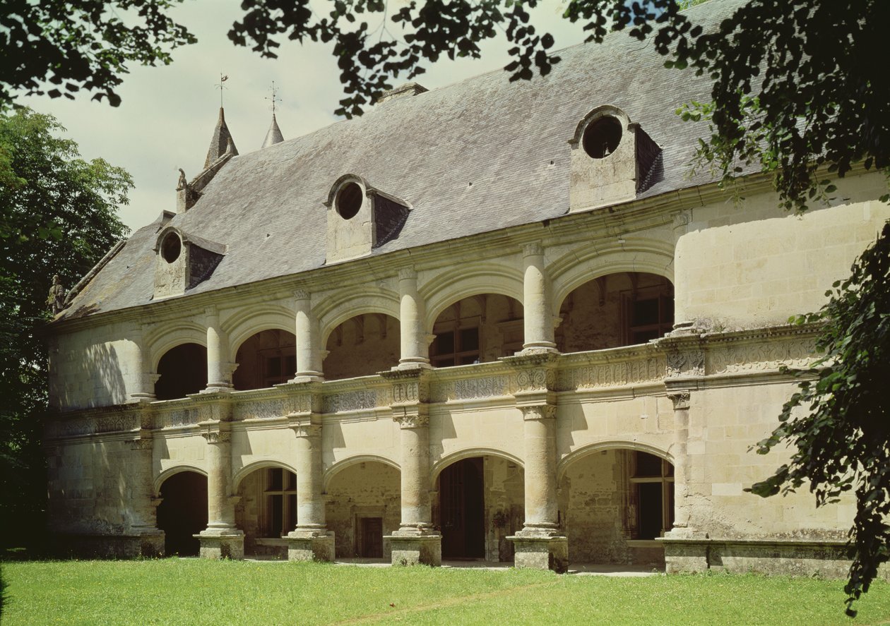 Pohled na průčelí zámku se dvěma nad sebou umístěnými galeriemi od French School