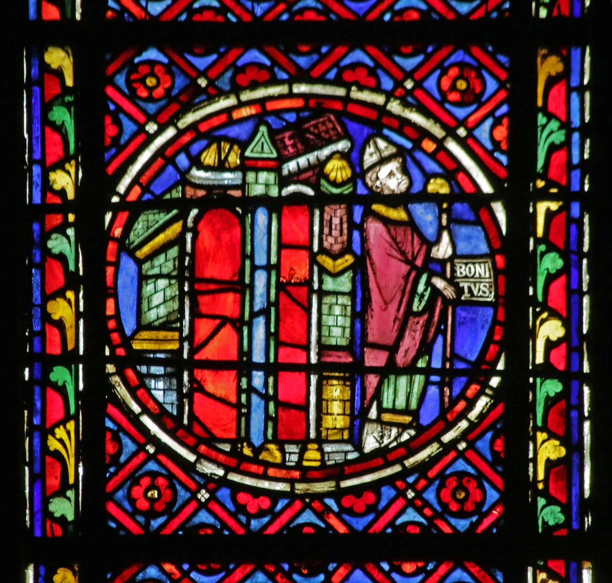 Okno zobrazující scénu ze života Saint Bonnet: Saint Bonnet opouštějící Clermont Ferrand od French School