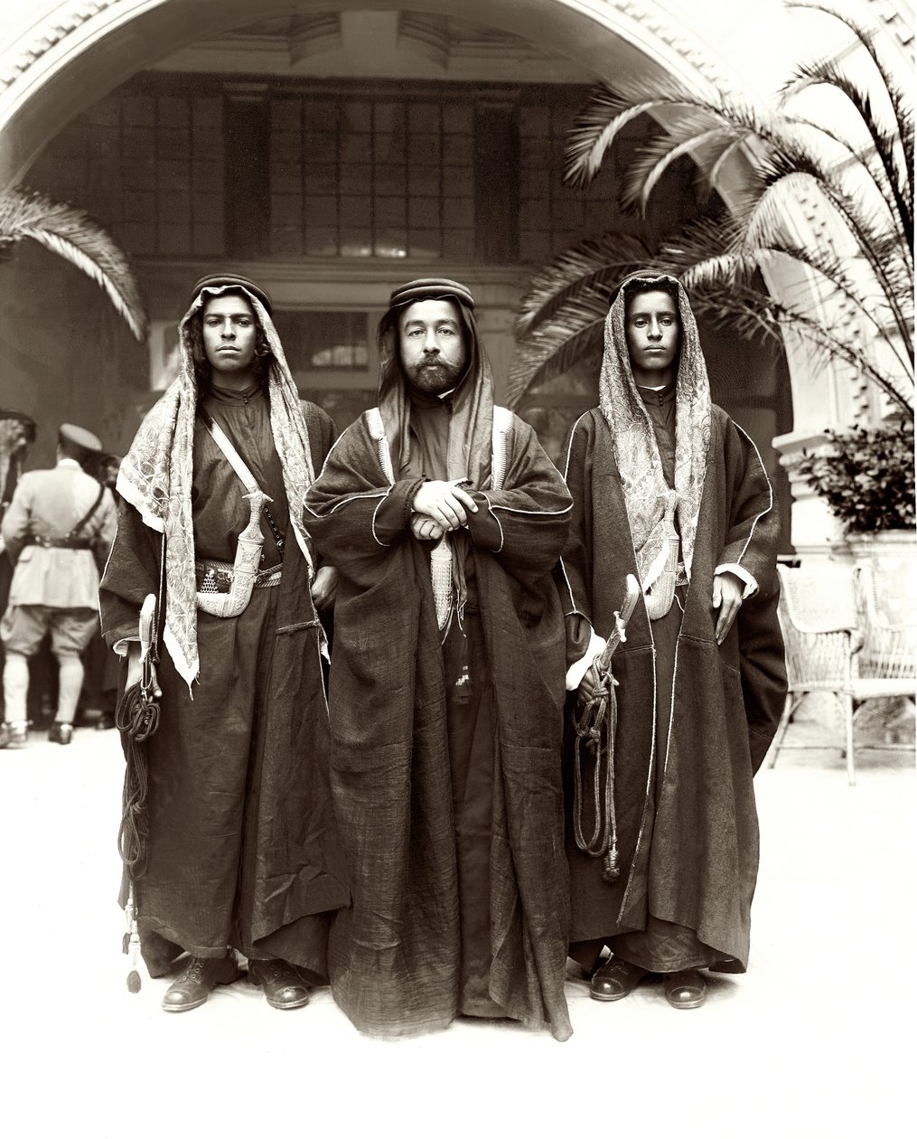 Sherif Abdullah (uprostřed) se šejkem Jwayber el-Otaiby (vpravo) z kmene Otaibeh, 1921 od A. Reid