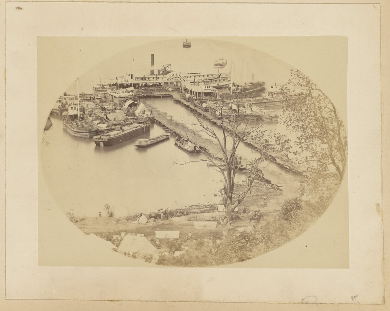 [Lower Wharf, Belle Plain, USMRR Construction Corps.] [16. května 1864]. od A.J. Russell