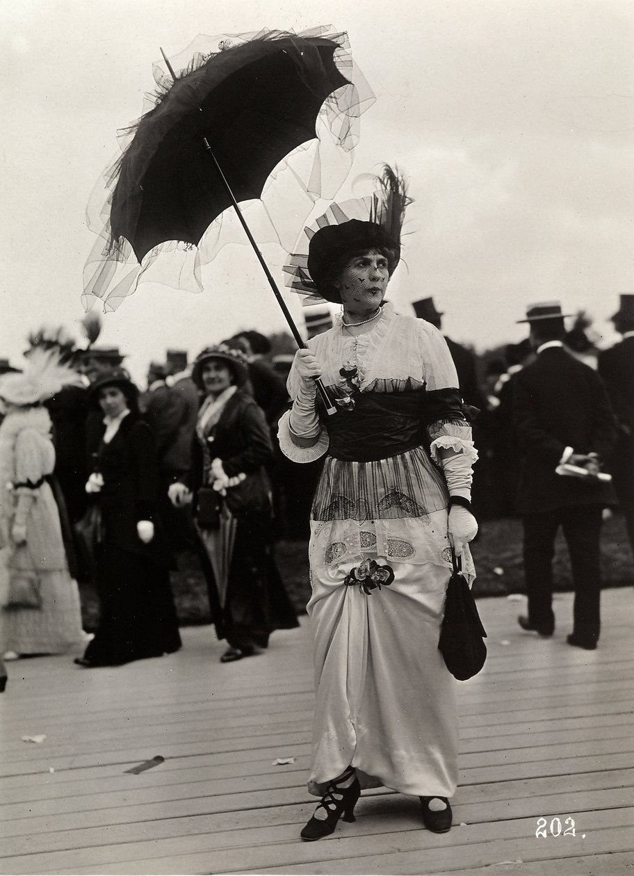 Móda na závodech: divačka na Journée des drags, Auteuil, Francie (želatinový stříbrný potisk) od A. Calavas
