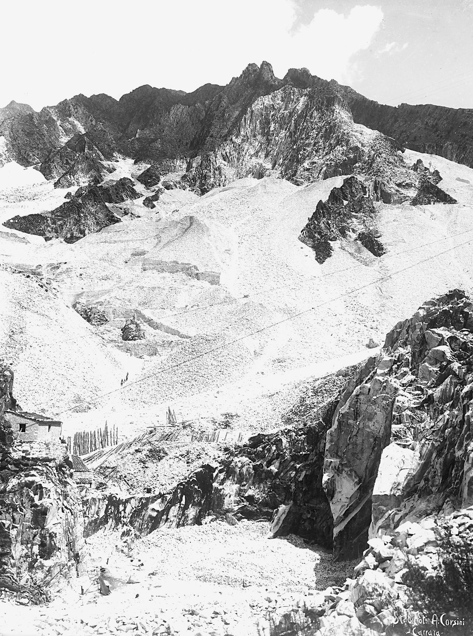Mramorový lom v Apuánských Alpách v Toskánsku (černobílá fotografie) od A. Corsini