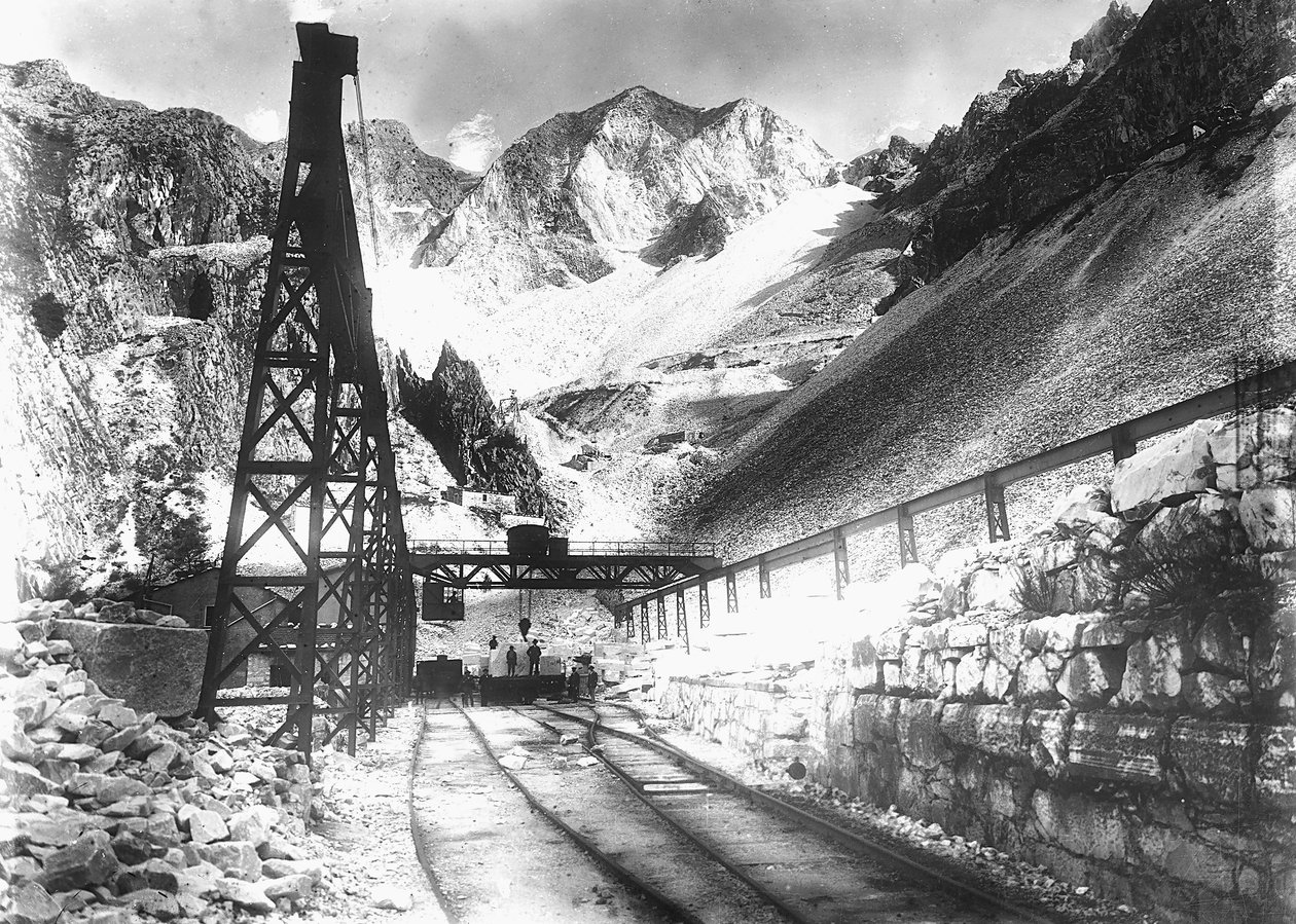 Stanice tramvaje pro přepravu mramoru v Apuánských Alpách (čb foto) od A. Corsini