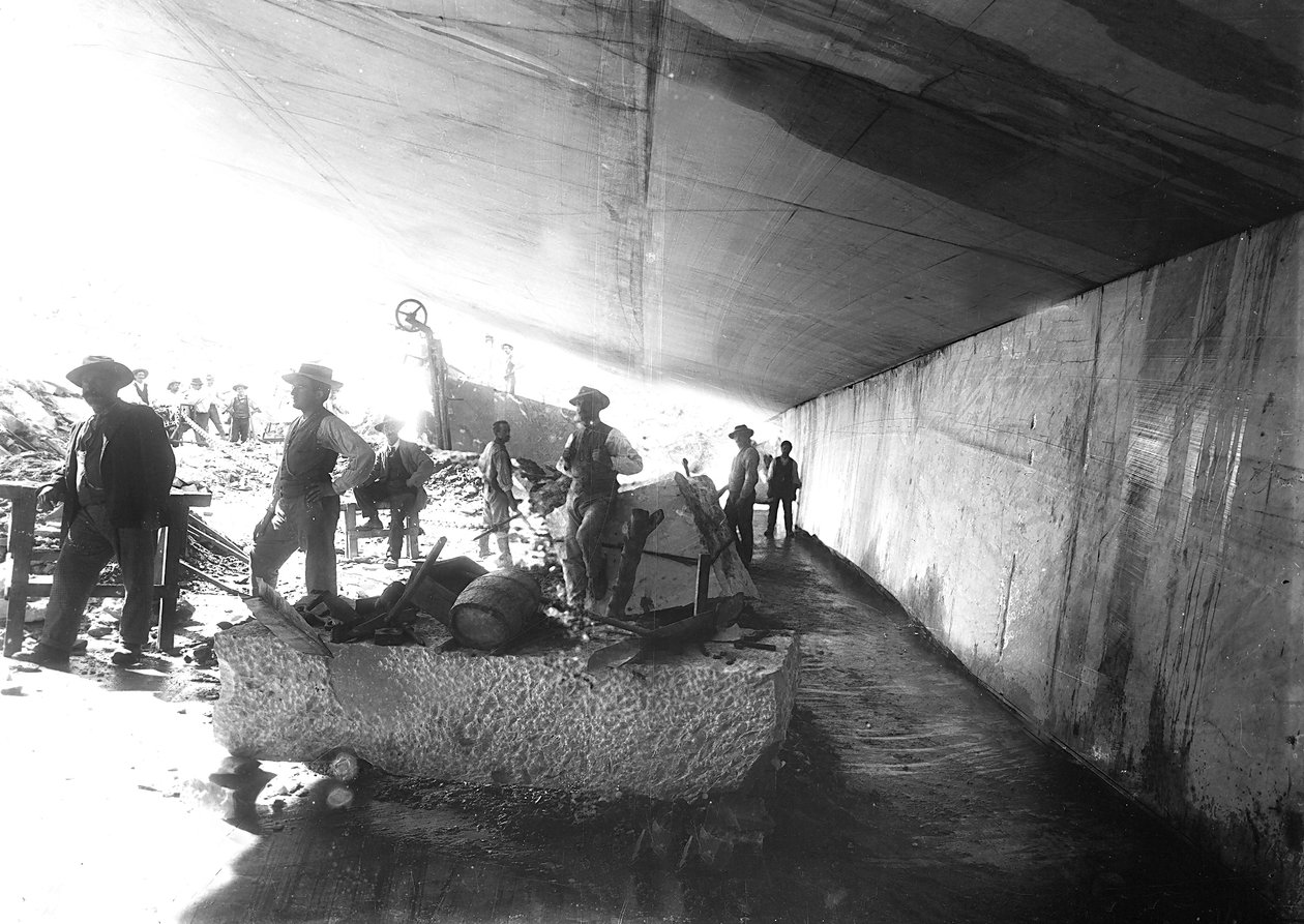 Bagry pod mramorovými stěnami v lomu, v Apuánských Alpách (č/b foto) od A. Corsini