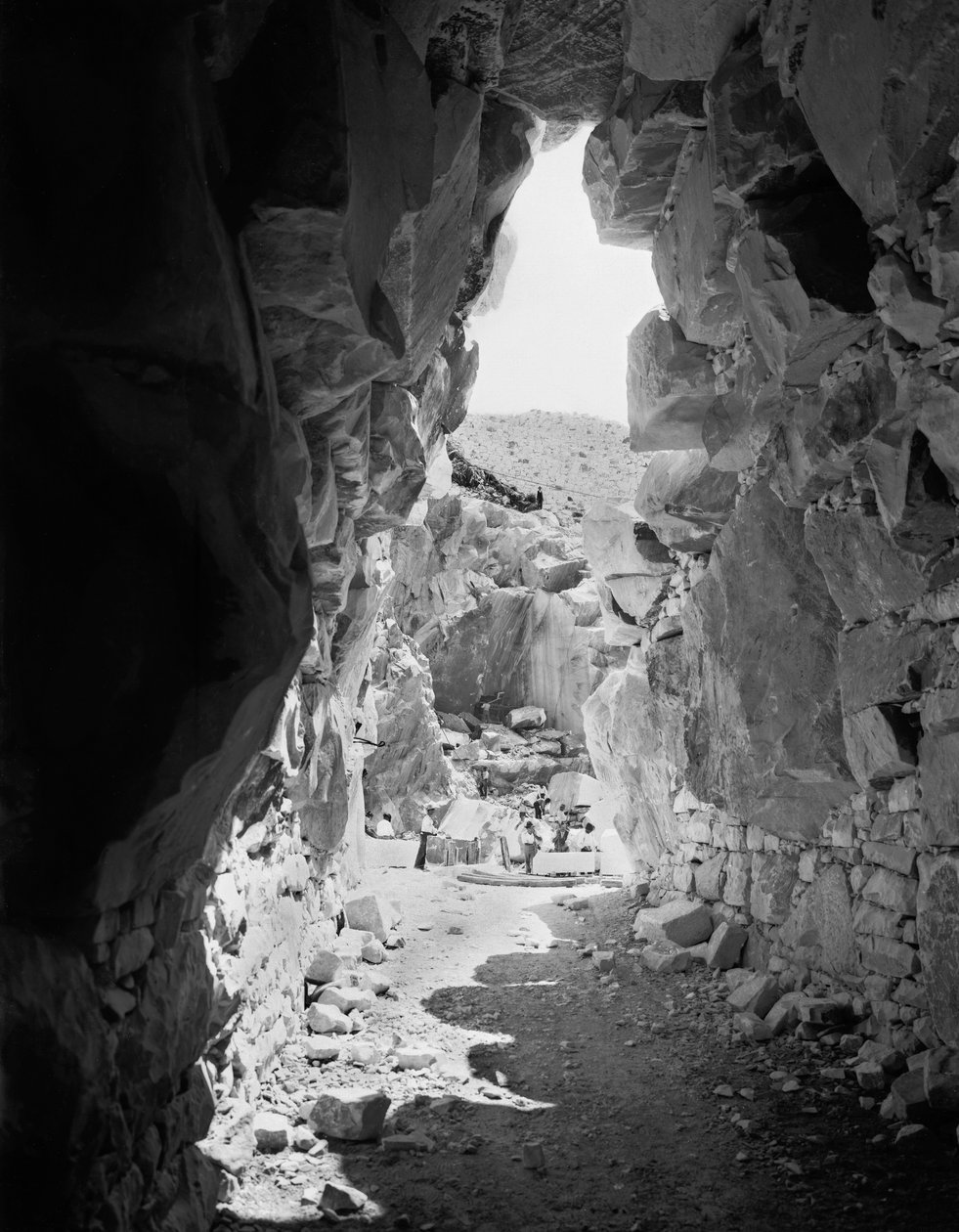 Bagry při práci v mramorovém lomu v Apuánských Alpách, Toskánsko (černobílá fotografie) od A. Corsini
