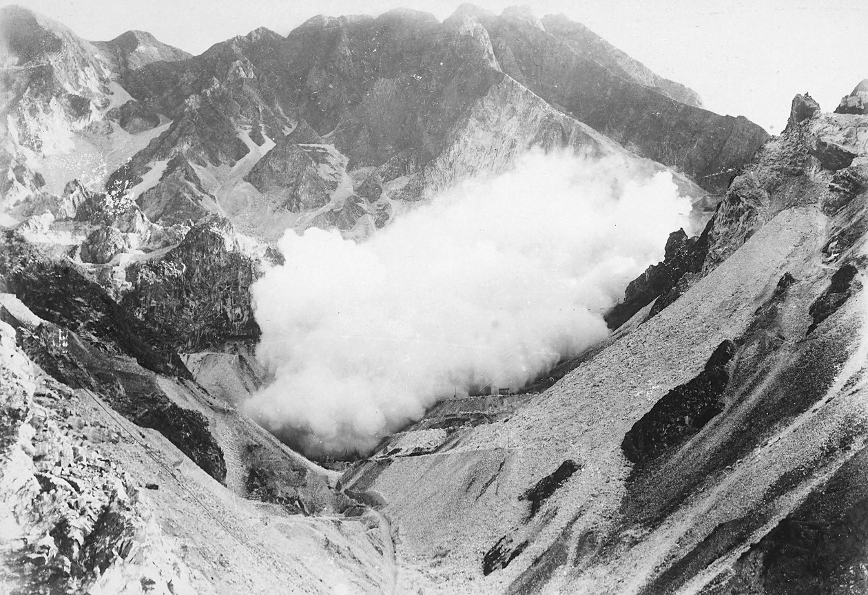 Výbuch v mramorovém lomu v Apuánských Alpách, Toskánsko (č/b foto) od A. Corsini