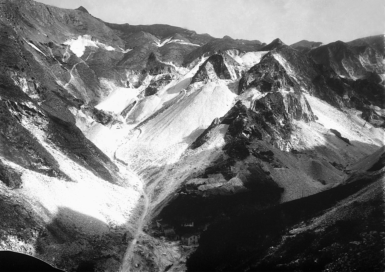Mramorové lomy v Apuánských Alpách v Toskánsku (černobílá fotografie) od A. Corsini