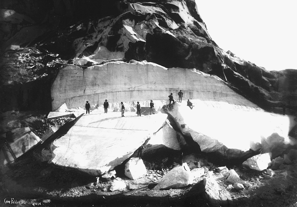 Několik mužů na návštěvě v lomech "Fabbricotti in Gioja" v Apuánských Alpách v Toskánsku (černobílá fotografie) od A. Corsini
