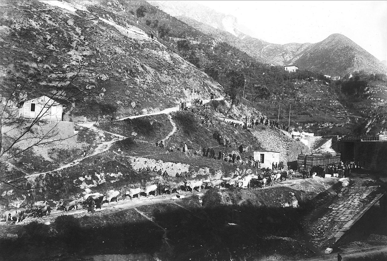 Pohled na „poggio“ (kopec, mohyla) v Apuánských Alpách, tedy na místo v údolí lomů, kde se náklad mramoru uvolňuje z lan a nakládá se na vozy tažené voly (č/b foto ) od A. Corsini