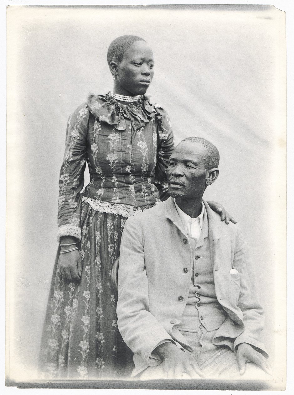 Khama a jeho manželka, kolem roku 1910 (platinový tisk) od A. E. Hargreave