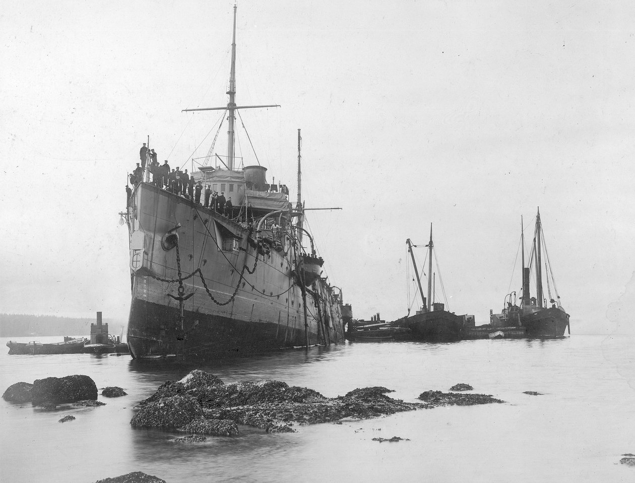 HMS Flora Run Aground v roce 1903 (černobílá fotografie) od A. Edward Jones and Co.