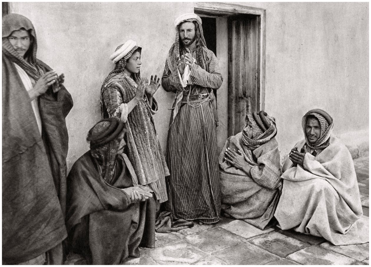 Mullah učící modlitbu k mladému muži, Irák, 1925. od A. Kerim