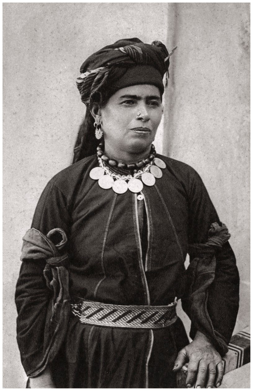 Kurdská dáma ve svém nejlepším kostýmu, Irák, 1925 od A. Kerim