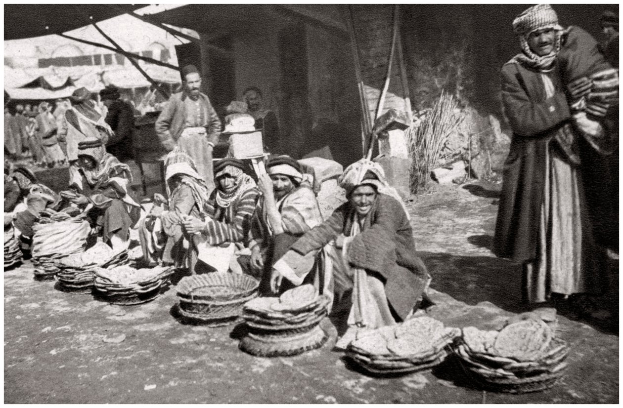 Suq El Khubur, nativní trh s chlebem, Bagdád, Irák, 1925. od A. Kerim