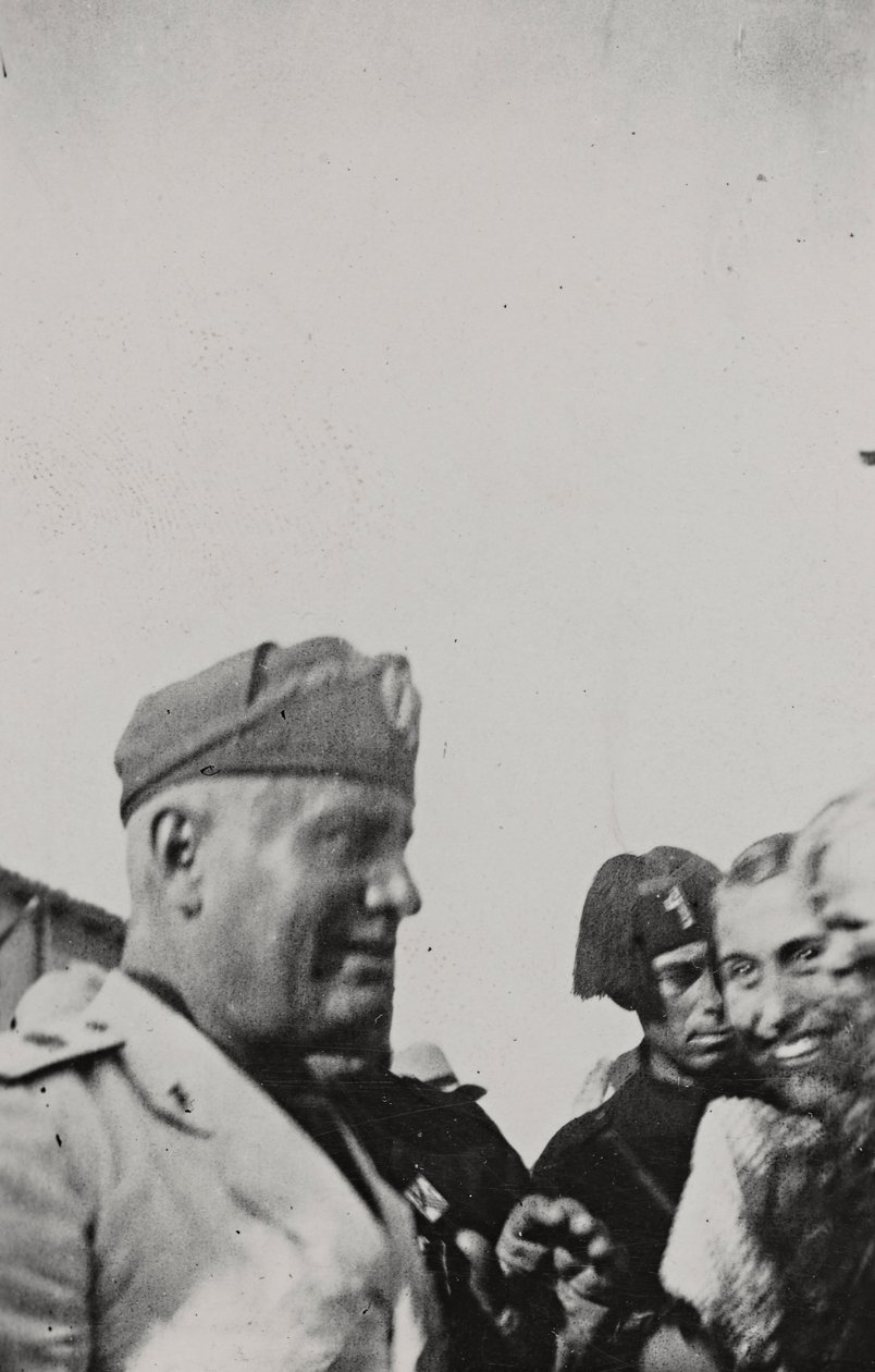 Album "Duce": Benito Mussolini během oficiální návštěvy na Sicílii (černobílá fotografie) od A. Scarlata