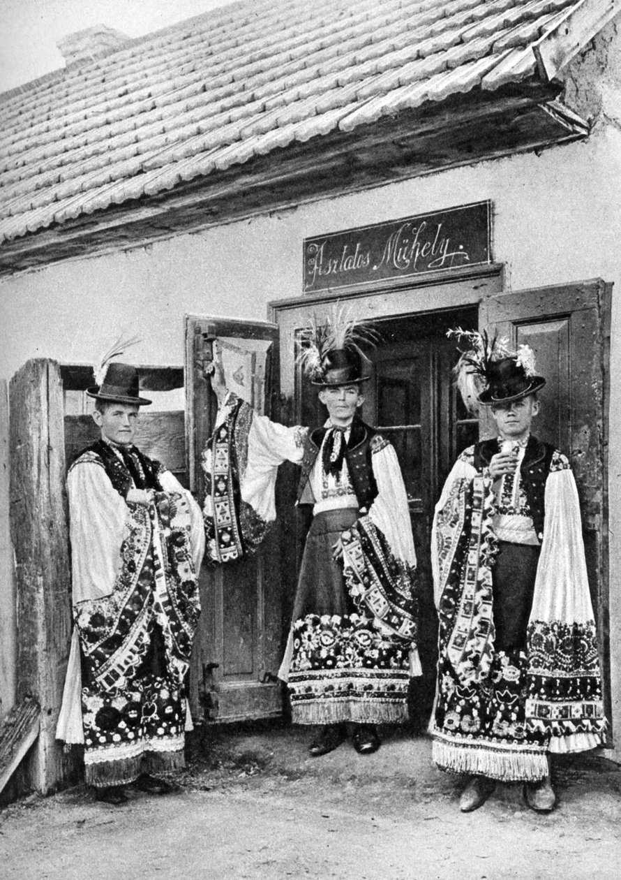 Mladí kněží v krojích na venkově v Maďarsku, 1926. od A. W. Cutler