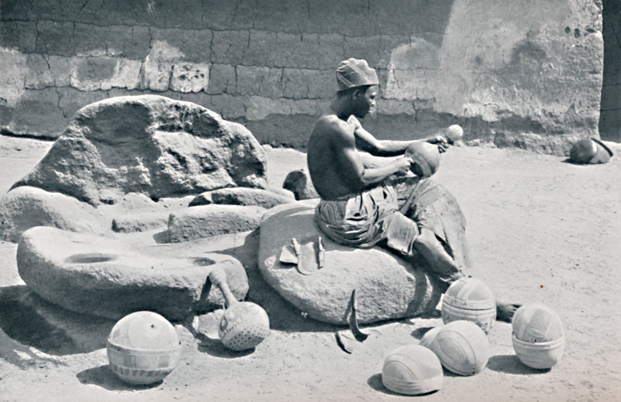Muž z Yoruby rytí hliněné misky a nádoby na vodu, vnitrozemí Lagos, jižní Nigérie, 1912 od A. W. Gelston