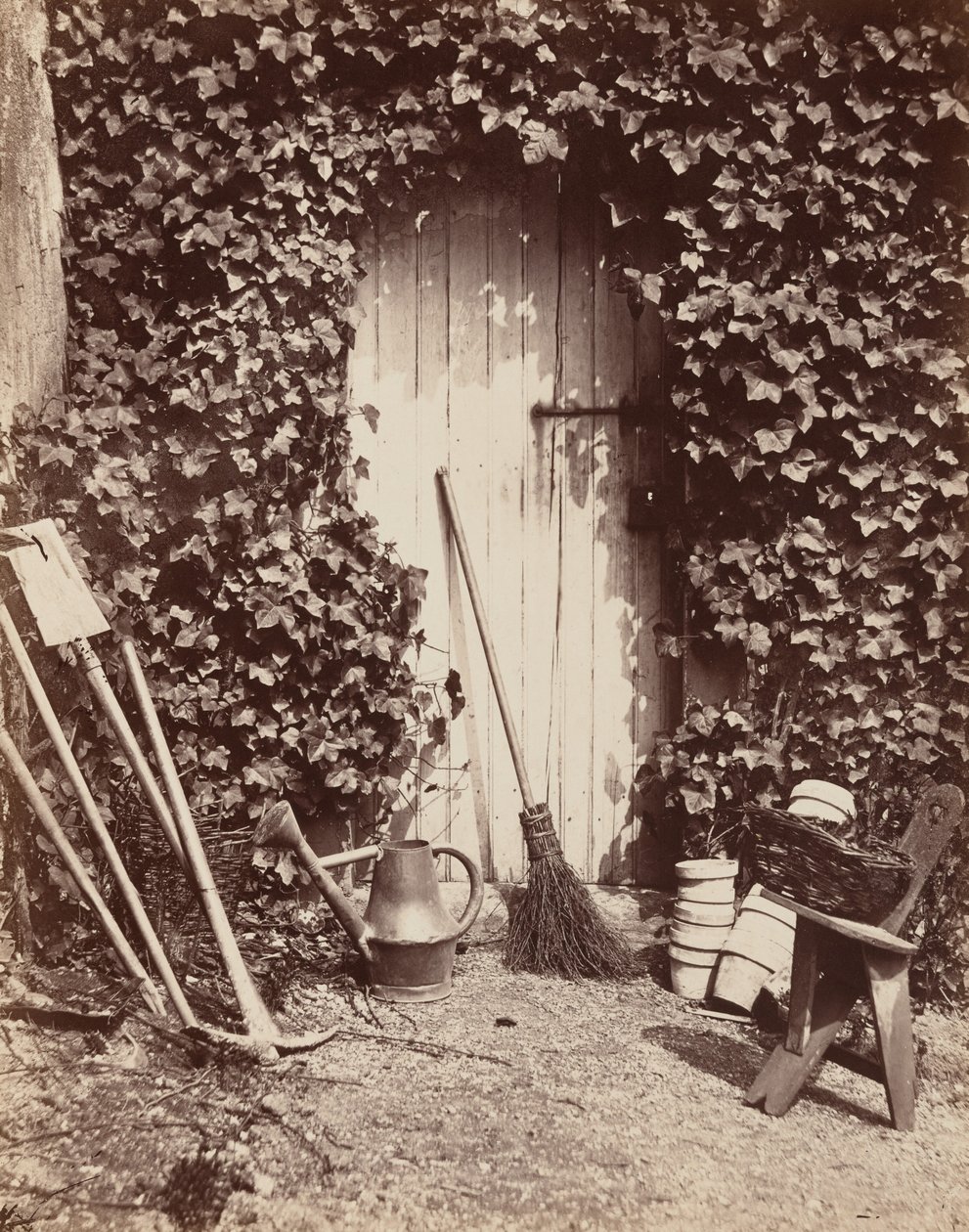 Porte de ferme de Marlotte (Dveře se zahradním náčiním), c. 1860 (foto) od Abel Briquet