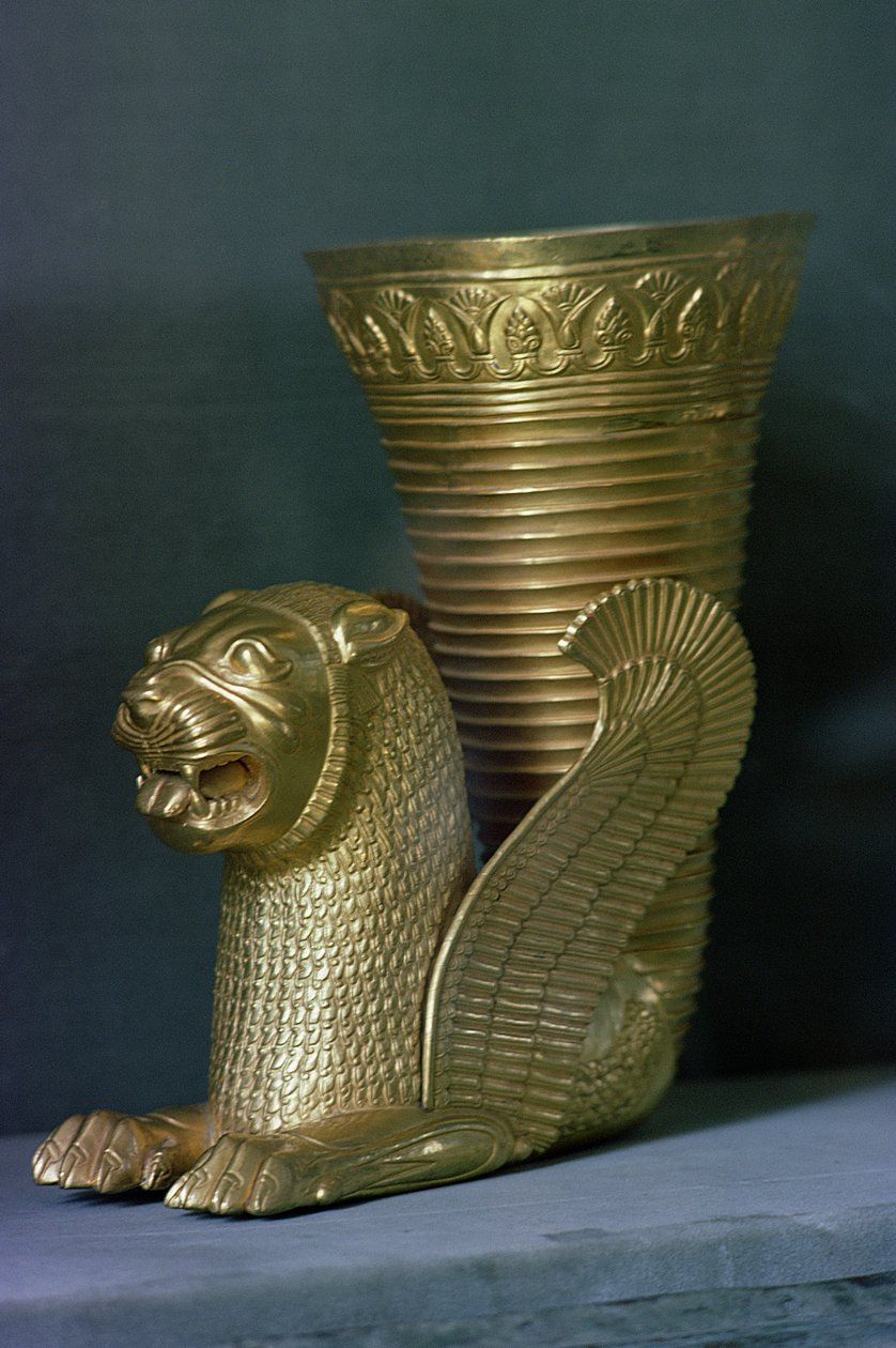 Rhyton ve tvaru sedícího lva-monstra, z Hamadánu, Írán (zlato) od Achaemenid