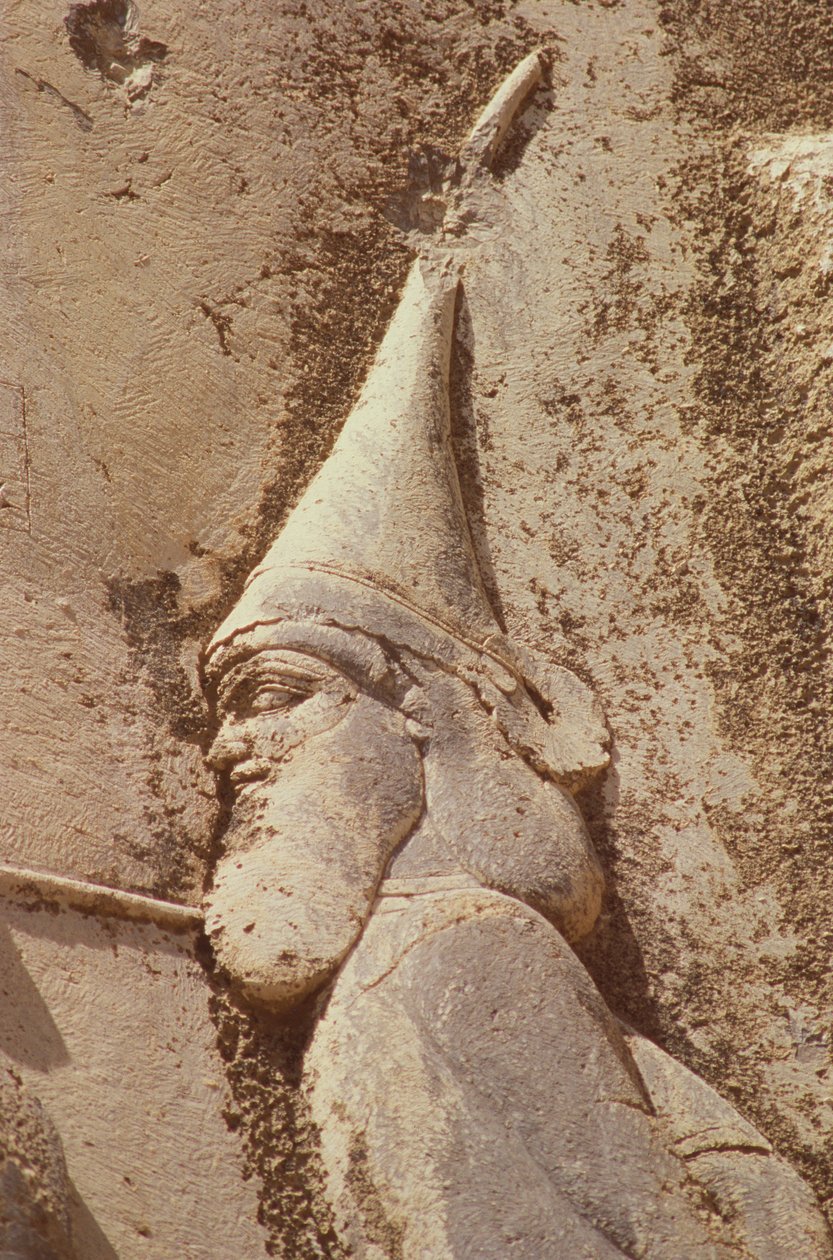 Skunkha, král rebelů, nosí skythský klobouk, detail z Dariova pomníku, 521-19 př.nl od Achaemenid