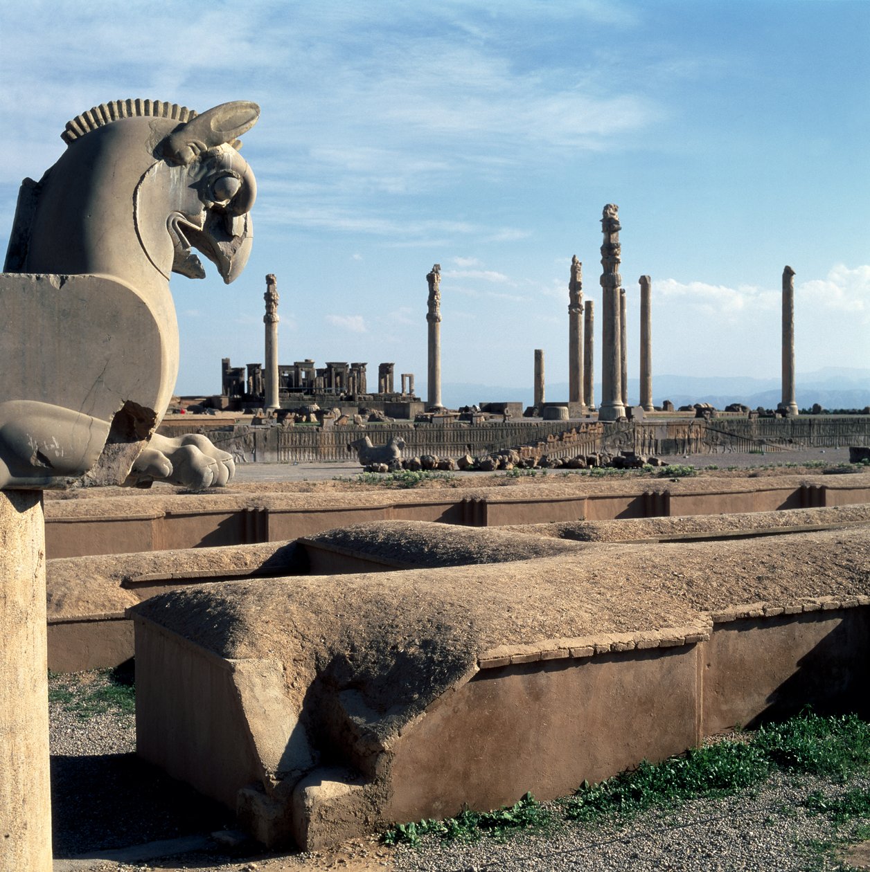 Pohled na severní portikus Apadany s Tacharou v pozadí, od vchodu do Sapahan Spoy (Soldier Road) od Achaemenid