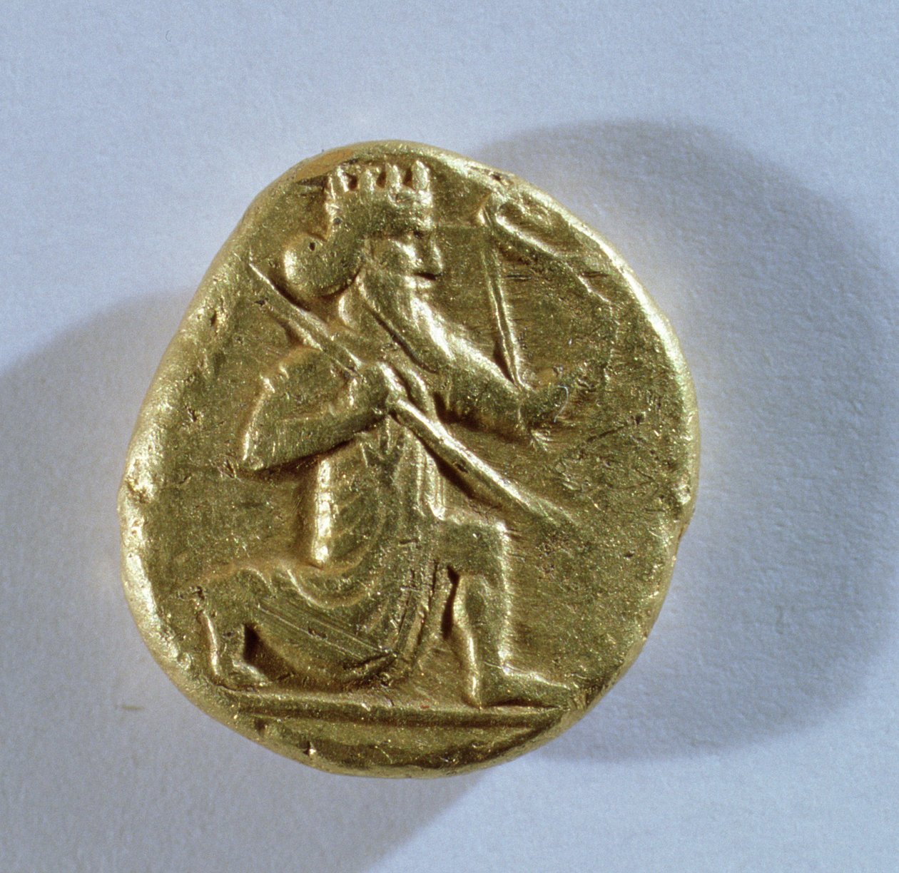 Daric zobrazující Dareia jako královského lučištníka (zlatý) (lícní strana) od Achaemenid