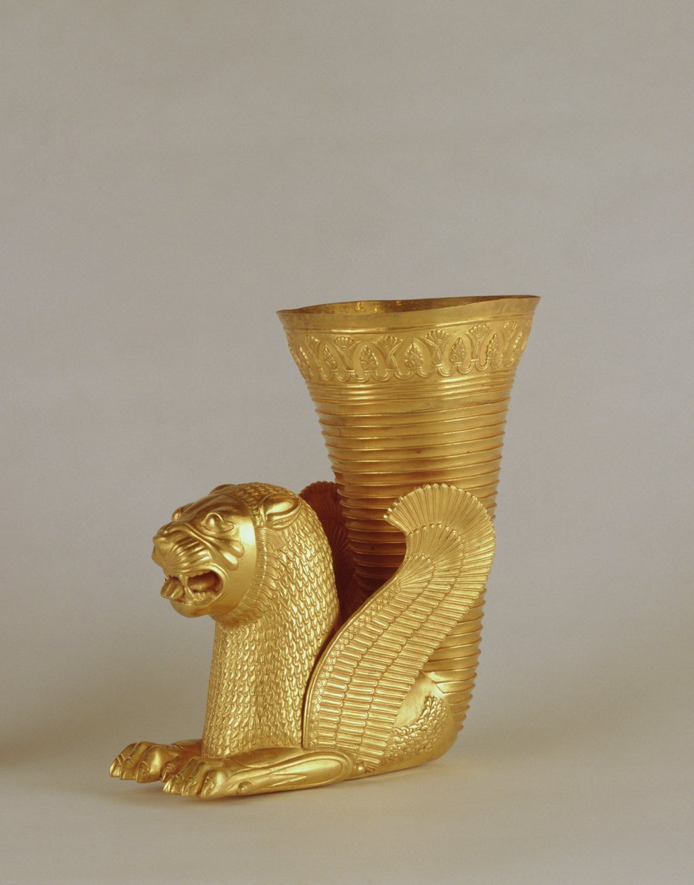Rhyton ve tvaru sedícího lva-monstra, z Hamadánu, Írán (zlato) od Achaemenid