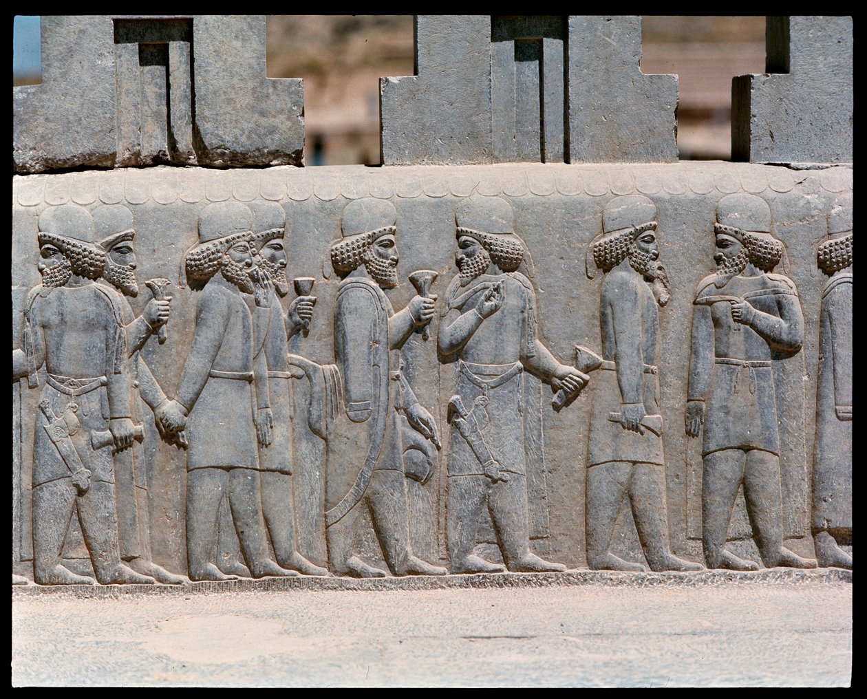 Pohled na reliéfy severních schodů od Achaemenid