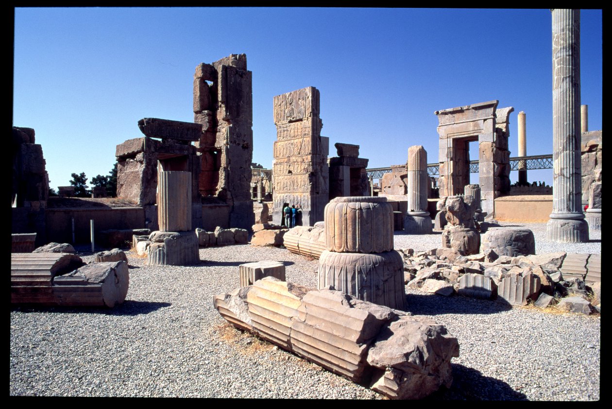 Pohled na západní vchod do Stosloupové síně od Achaemenid