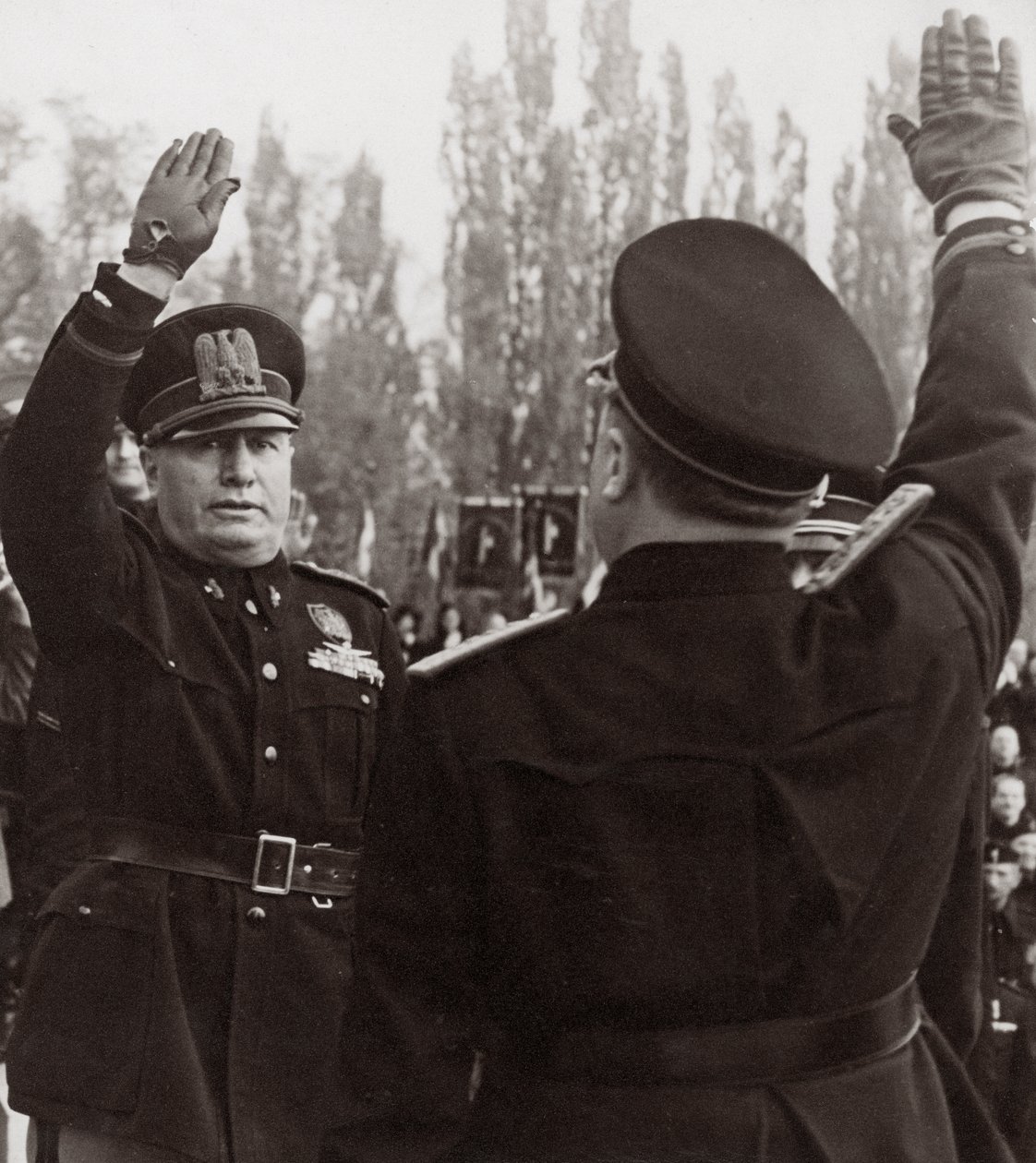 Benito Mussolini ctí fašistického úředníka pozdravem (černobílá fotografie) od Achille Villani