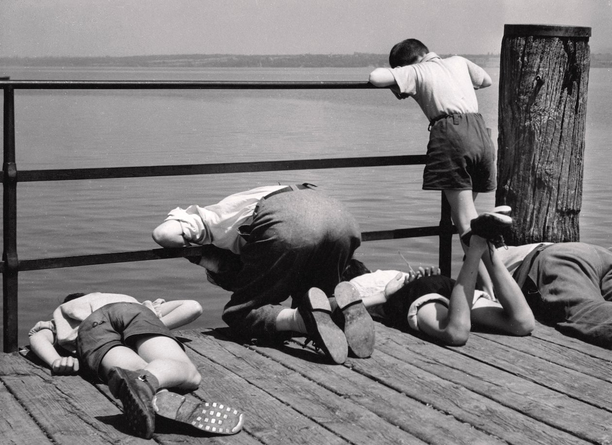 Busy With Fishing, Itálie, cca 1950-60 (želatinový stříbrný tisk) od Achille Villani