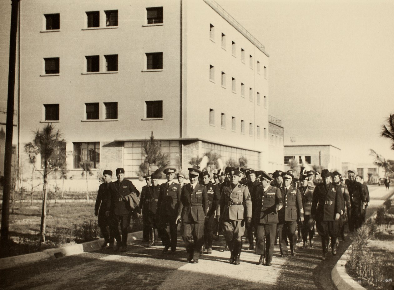 Slavnostní otevření budov královského letiště "Fausto Pesci" v Bologni, postaveného společností Mauro Toschi fu Ulisse, za přítomnosti vévody Benita Mussoliniho, 24.10.1936 (čb foto) od Achille Villani